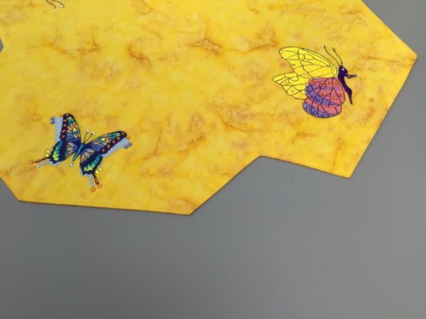 Tischdecke gelb mit 4 Schmetterlingen