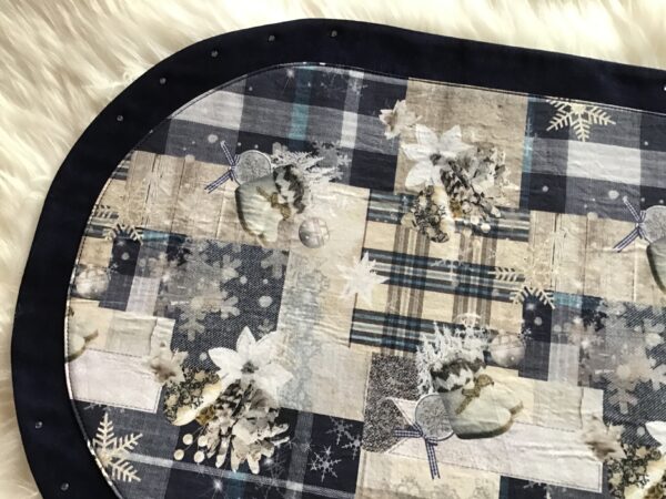 Platzset dunkelblau, kariert mit hellen Stiefelchen