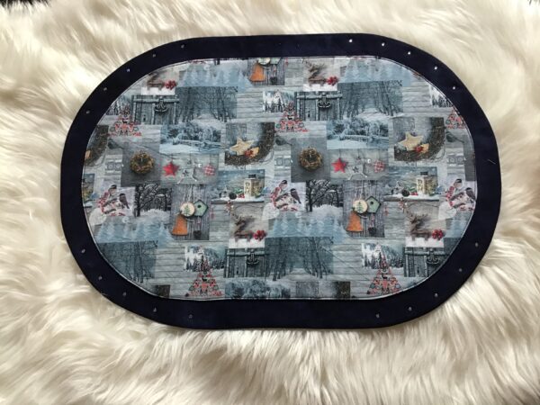 Platzset in Blau-, Grautönen mit kleinen Weihnachtsmotiven