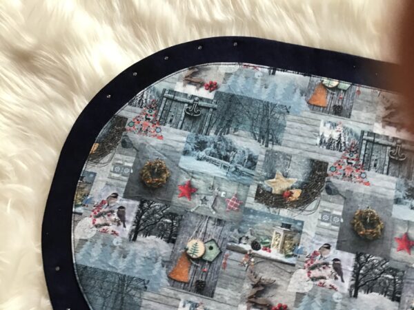 Platzset in Blau-, Grautönen mit kleinen Weihnachtsmotiven